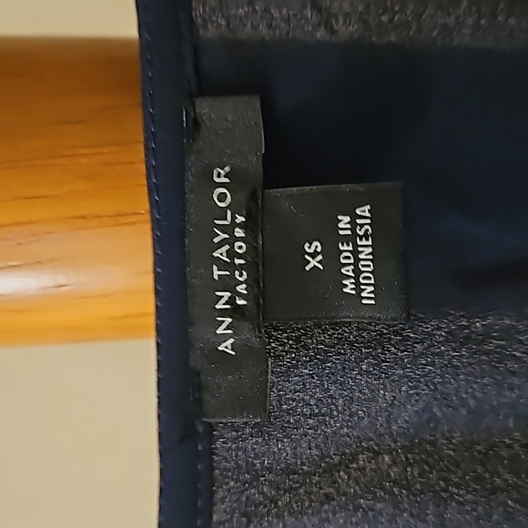 Ann Taylor Factory, Navy Print Top, XS - Picture 2 of 6